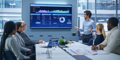 Simplifying Data Pipelines with Apache Kafka